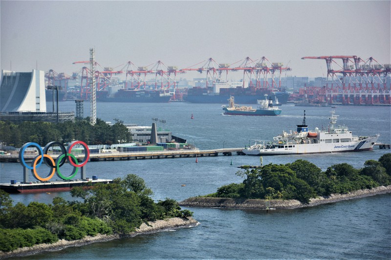 国内外の船舶が往来する東京湾。奥はコンテナを積んだ外航船が多く停泊する大井ふ頭=東京都内で2021年5月25日午後2時3分、中津川甫撮影