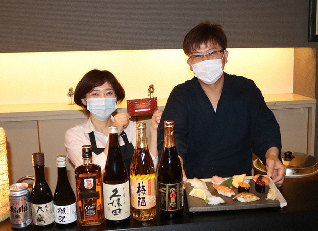 「日本文化であるすしと酒で元気を出してほしい」と話す(右から)店主の三浦好生さんと女将の妻奈緒美さん=福岡県大牟田市で、降旗英峰撮影