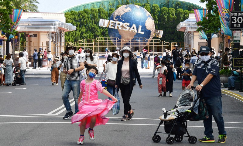 営業を再開したUSJに入場する人たち=大阪市此花区で2021年6月1日午前10時、菱田諭士撮影