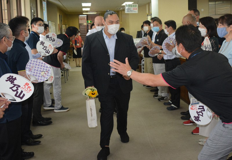 町役場を表敬訪問し、職員の出迎えを受ける舛ノ山関=千葉県栄町で2021年5月28日午前10時20分、中村宰和撮影