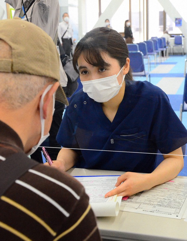 高齢者にアレルギーの有無などを尋ねる研修医(右)=奈良市役所で2021年6月1日午前10時22分、加藤佑輔撮影