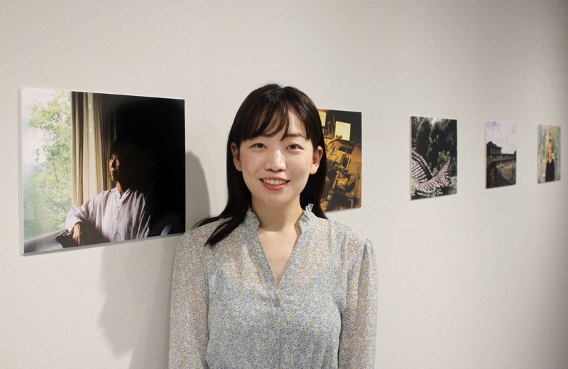 雲仙岳災害記念館で開催中の企画展に写真を出展している矢内美春さん。大火砕流で父万喜男さんを亡くした=長崎県島原市の同館で2021年5月16日午後0時57分、近藤聡司撮影