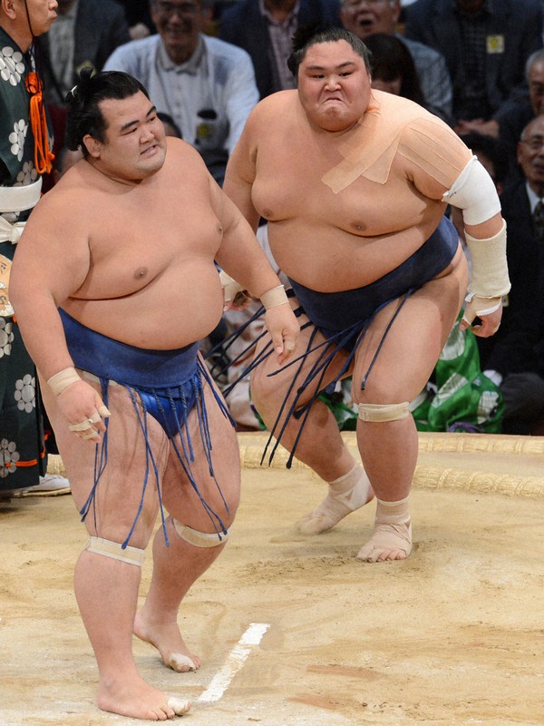 琴奨菊(左)を破った舛ノ山=福岡国際センターで2012年11月20日、山下恭二撮影