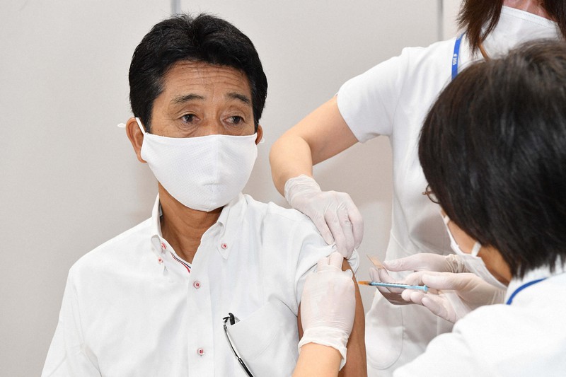 ワクチンの接種を受ける日本選手団の福井烈団長=アフロスポーツ・JOC提供