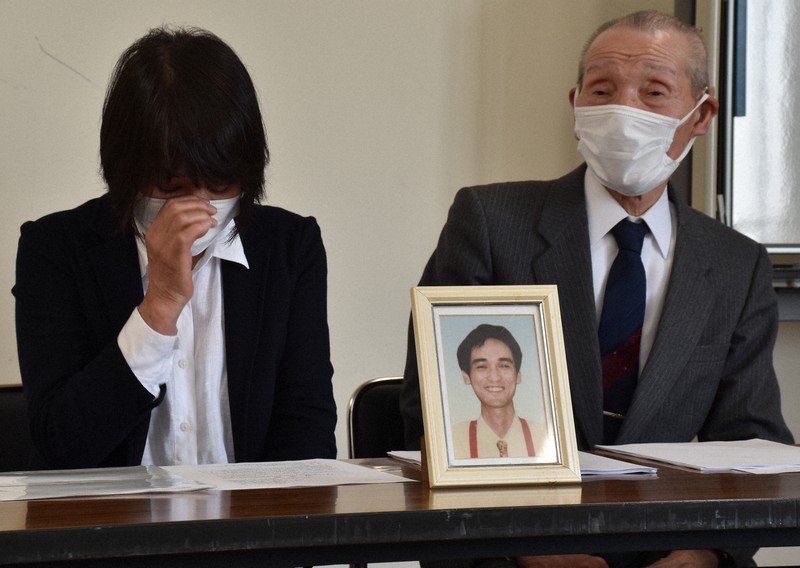判決後、高木教生さんの遺影を前に記者会見し、涙ぐむ母栄子さん(左)と父猪三男さん=松江市で2021年5月31日午後3時4分、小坂春乃撮影