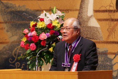 贈呈式にて「『好きこそ物の上手なれ』の精神で取り組んできた」と語る甲斐靖文氏（明治大学で）