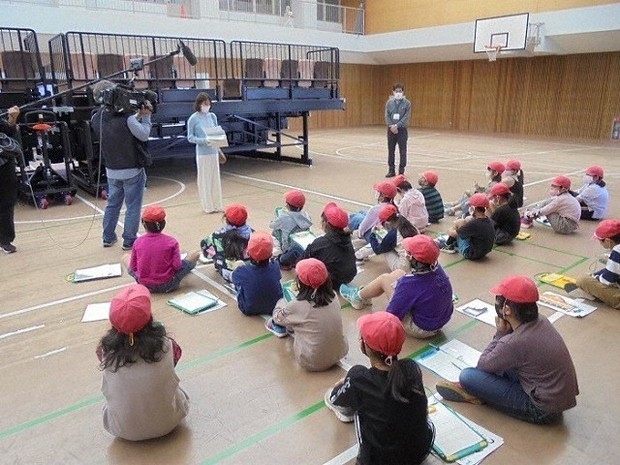 ひるまえほっとのロケで、八基小学校の子どもたちを前に話す岩崎さん=2020年10月、本人提供