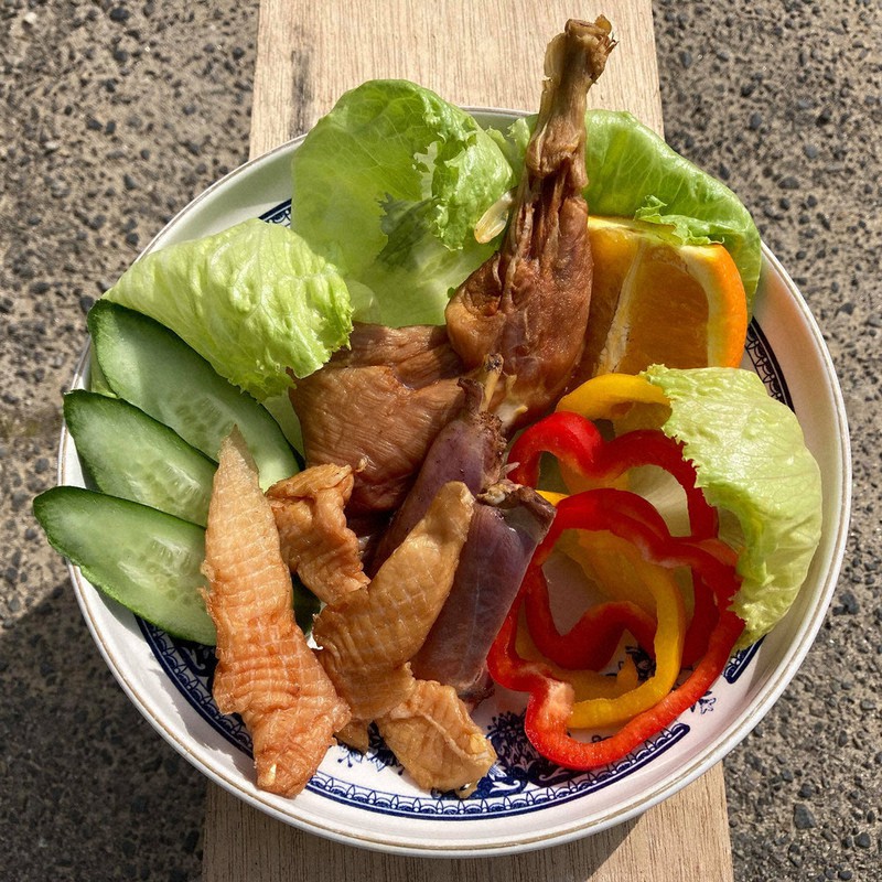 廃鶏 スモークチキンに 卵産み続けた鶏 大切に加工 ｎｐｏが商品化 名張 赤目の新名物 三重 毎日新聞