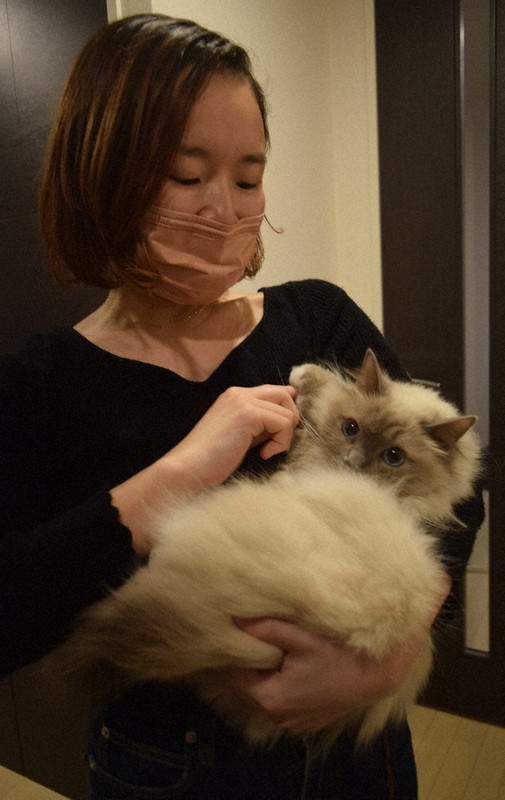 小春ちゃんを預きながら「ニャッチングを通じ、預け先と事前にメッセージをやり取りを重ねることで不安を解消できた」と語る女性
