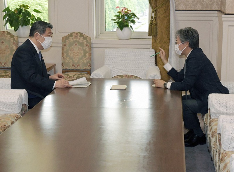 会談に臨む自民党の森山裕国対委員長(左)と立憲民主党の安住淳国対委員長=国会内で2021年6月2日午前10時、竹内幹撮影