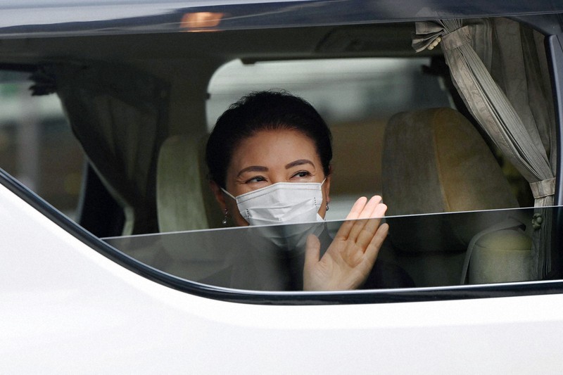 紅葉山御養蚕所を訪問するため、車で皇居に入られる皇后雅子さま=皇居・半蔵門で2021年6月2日午前10時56分(代表撮影)