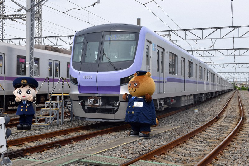東京メトロ半蔵門線の新型車両「18000系」公開 車内は紫に [写真特集1