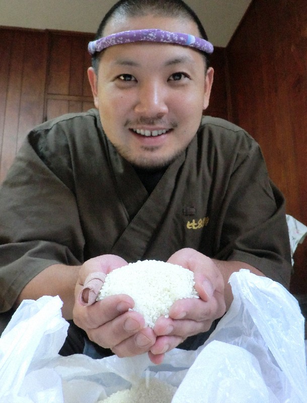 店に届けられた茨城県産コシヒカリを手に、感謝の気持ちを語る広野耕史さん=名古屋市昭和区で2021年5月31日午前11時19分、加藤沙波撮影