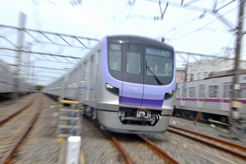 東京メトロ半蔵門線の新型車両「18000系」公開 車内は紫に [写真特集1