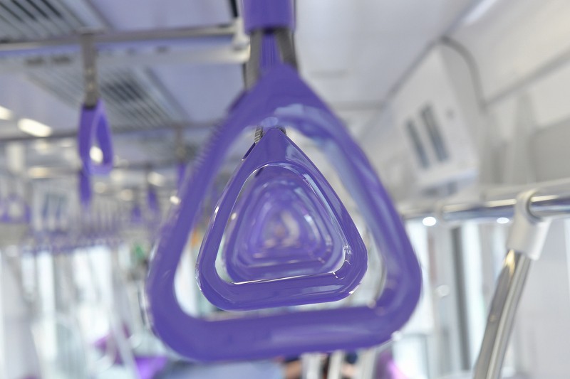 東京メトロ半蔵門線の新型車両「18000系」公開 車内は紫に [写真特集1