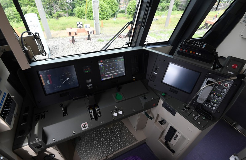 東京メトロ半蔵門線の新型車両「18000系」公開 車内は紫に [写真特集1