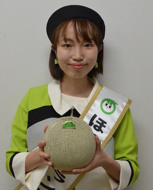 鉾田産メロンPR ブランド大使・橋本さん毎日新聞水戸支局来訪