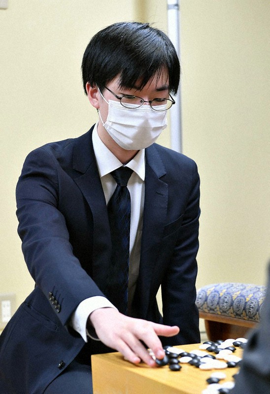 本因坊文裕を破り、対局を振り返る芝野虎丸王座=大阪府守口市で2日、望月亮一撮影