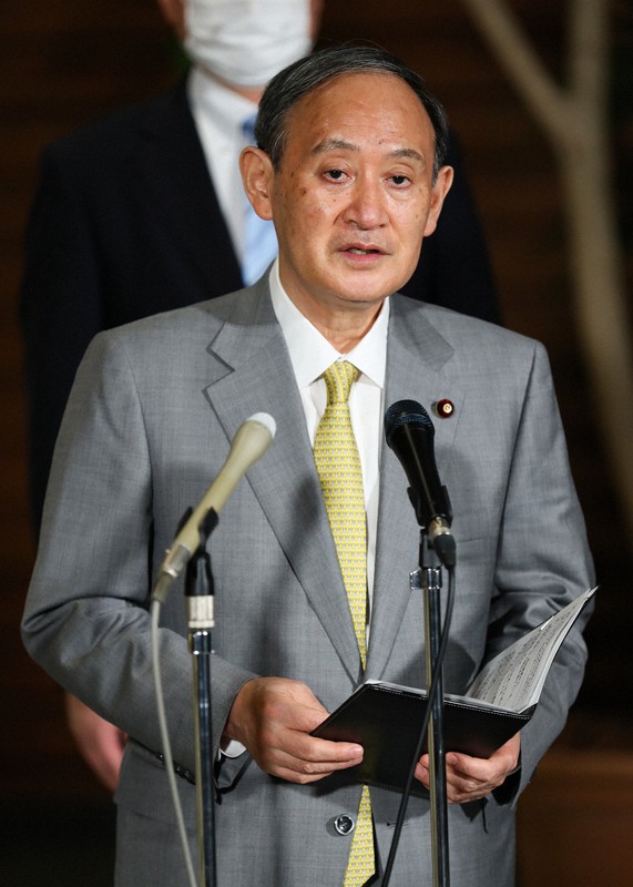 ワクチンサミット後に記者団の取材に応じる菅義偉首相=首相官邸で2021年6月2日午後10時38分、吉田航太撮影
