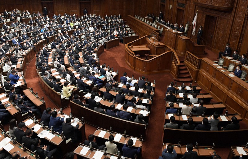 改正育児・介護休業法が可決、成立した衆院本会議=国会内で2021年6月3日午後1時19分、竹内幹撮影