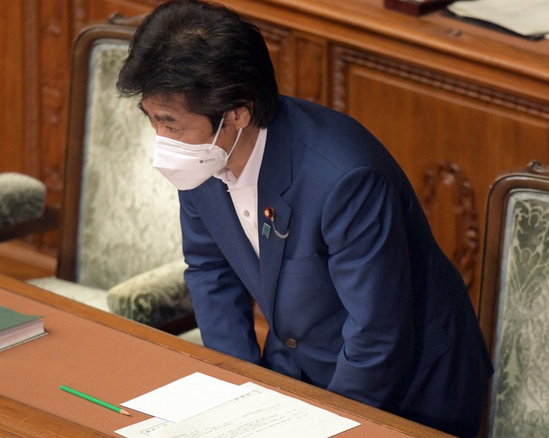 衆院本会議で改正育児・介護休業法が可決、成立し、一礼する田村憲久厚生労働相=国会内で2021年6月3日午後1時18分、竹内幹撮影