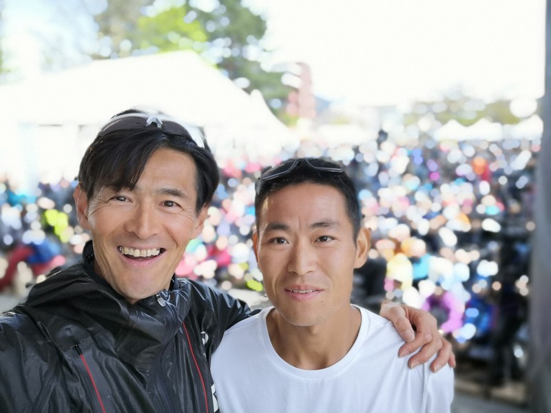 2019年の「ウルトラトレイル・マウントフジ」で2位に入賞した梁晶さん(右)と鏑木毅さん=鏑木さん提供