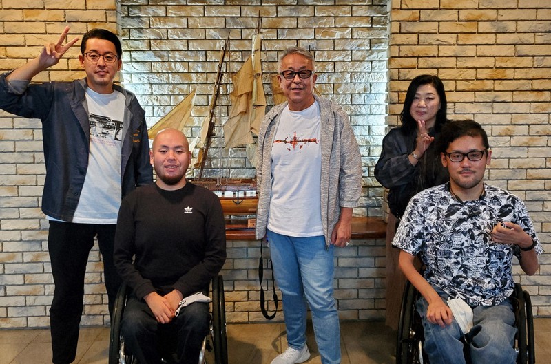 両親の還暦祝いに旅行をするほど家族の絆は強い。前列右から乗松隆由と聖矢、後列右から尚美さん、康浩さん、拓弥さん=康浩さん提供