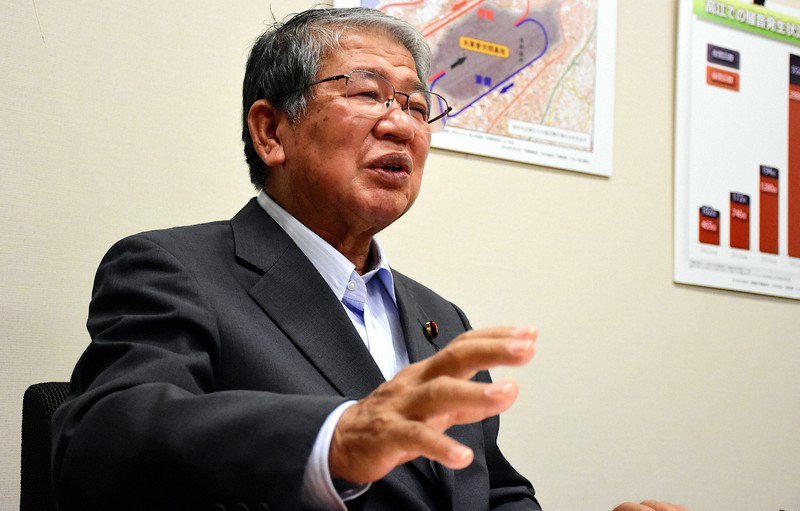 赤嶺政賢氏=須藤孝撮影