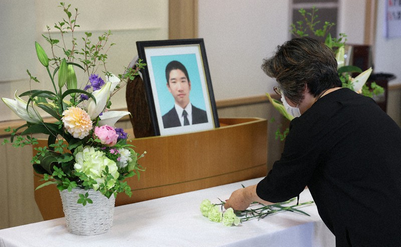 港区エレベーター事故１５年 お前の分も頑張るよ 同級生ら現場で献花 東京 毎日新聞