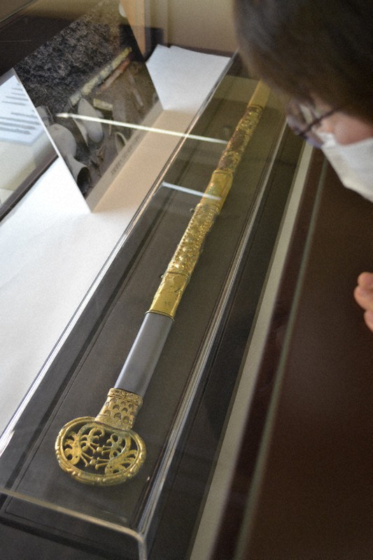 湯舟坂2号墳で見つかった「金銅装双龍環頭大刀」=京都府立丹後郷土資料館で、松野和生撮影