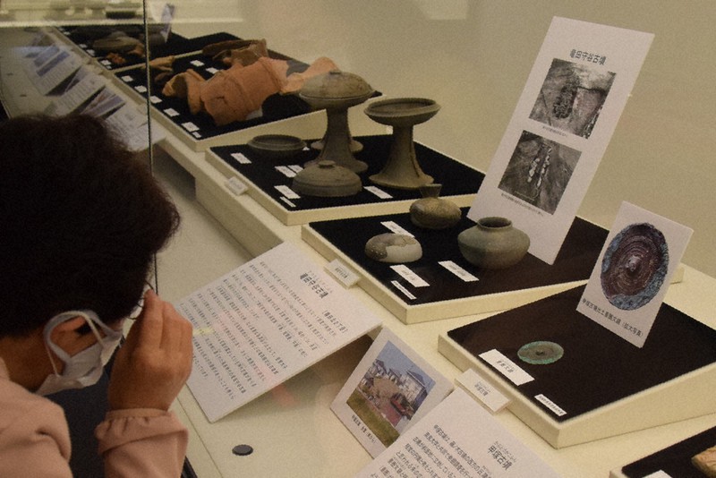 初公開の「重圏文鏡」に見入る来館者=奈良県斑鳩町で、熊谷仁志撮影