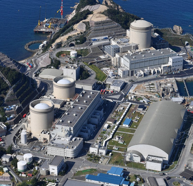 「40年超原発」の再稼働準備が進む関西電力の美浜原発3号機(右上)。(左下から)1、2号機は廃炉作業が進む=福井県美浜町で2020年10月20日、本社ヘリから木葉健二撮影