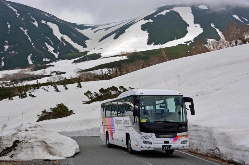 雪の壁10m「乗鞍大雪渓」がすぐそこに 春山バスの運行延長