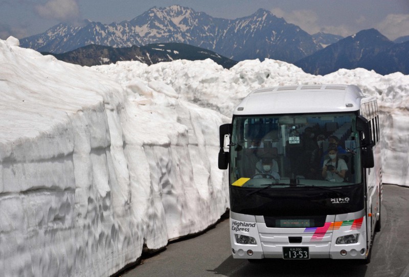 雪の壁10m「乗鞍大雪渓」がすぐそこに 春山バスの運行延長