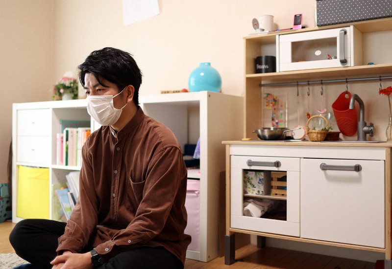 真菜さんと莉子ちゃんと暮らした部屋で、インタビューに答える松永拓也さん=東京都豊島区で2021年4月29日、小川昌宏撮影