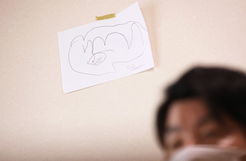 松永拓也さんが真菜さんと莉子ちゃんと暮らした部屋には、莉子ちゃんが書いたカメの絵が張られている=東京都豊島区で2021年4月29日、小川昌宏撮影