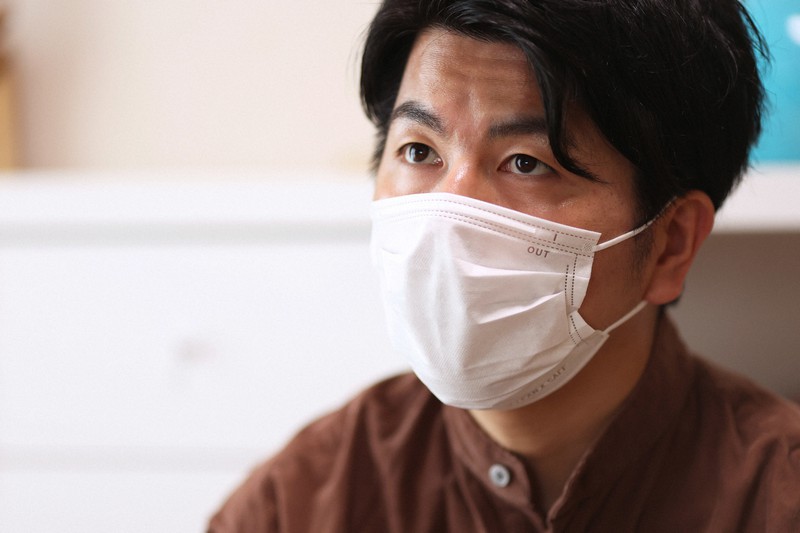 真菜さんと莉子ちゃんと暮らした部屋で、インタビューに答える松永拓也さん=東京都豊島区で2021年4月29日、小川昌宏撮影