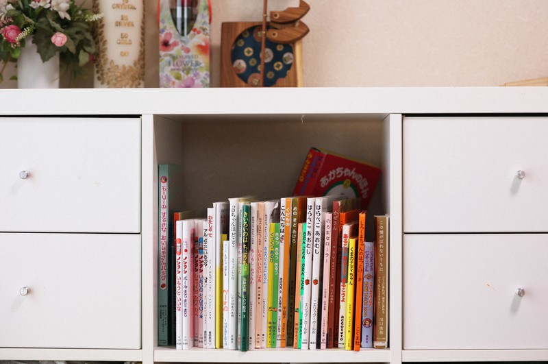 松永拓也さんが真菜さんと莉子ちゃんと暮らした部屋の本棚には、今も絵本が並んでいる=東京都豊島区で2021年4月29日、小川昌宏撮影