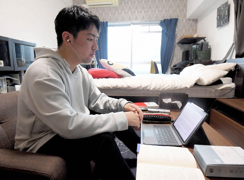 自宅からオンラインで講義を受ける谷翔太さん=福岡市城南区で2021年5月20日、津村豊和撮影