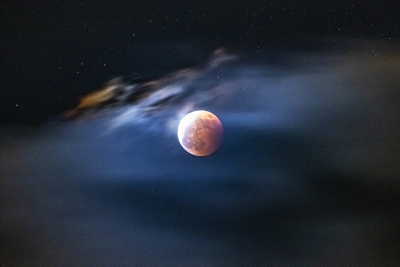 ガリレオ博士の天体観測図鑑 ガリレオ博士の天体観測図鑑 特別編 月の色と彩雲 幻想的なコラボ 毎日新聞