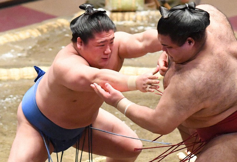 夏場所4日目、若隆景(左)が押し出しで高安を破る=前田梨里子撮影