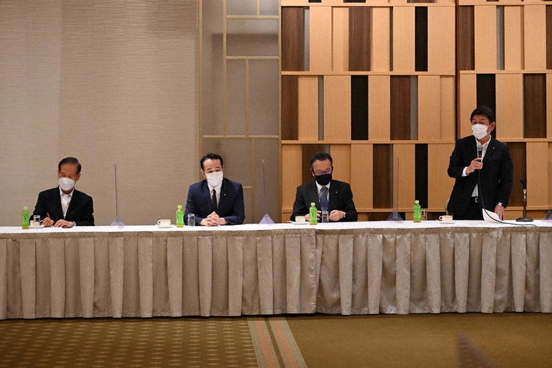 衆院選栃木2区の公認候補予定者が決まった自民党県連選挙対策本部会議であいさつする茂木敏充会長(右)と出席した西川公也元農相(左)=宇都宮市内のホテルで2021年6月4日午後1時36分、御園生枝里撮影