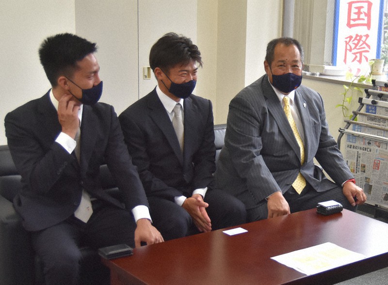 全日本大学野球選手権への出場を報告する(右から)下野博樹監督、井元勘太主将、萬井達郎マネジャー=福井市中央3の毎日新聞福井支局で2021年6月3日午後4時14分、衛藤達生撮影
