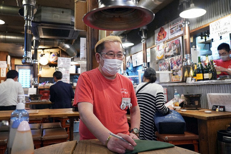 酒類提供再開について語る「焼肉ホルモンいくどん赤羽店」の倉持正志店長=東京都北区で2021年6月3日、藤井太郎撮影
