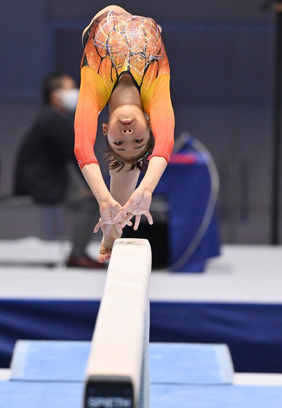 内村航平、鉄棒首位で決勝進出 体操種目別選手権予選開幕 [写真特集1