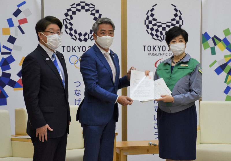 小池百合子・東京都知事に共同でコロナ対策を要望する都議会自民党の山崎一輝幹事長(中央)と同公明党の東村邦浩幹事長(左)=都庁で2021年4月21日午前11時46分、斎川瞳撮影