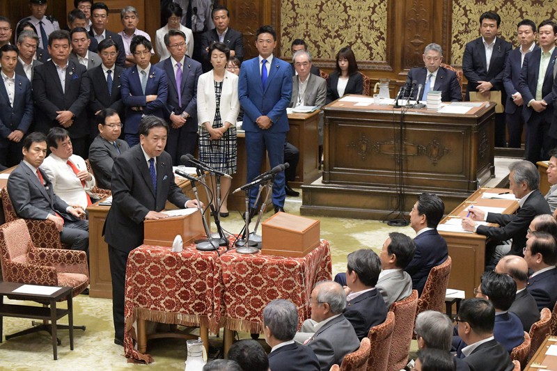 党首討論で安倍晋三首相（当時、右前列奥）に質問する立憲民主党の枝野幸男代表（中央左）＝国会内で2019年6月19日、川田雅浩撮影