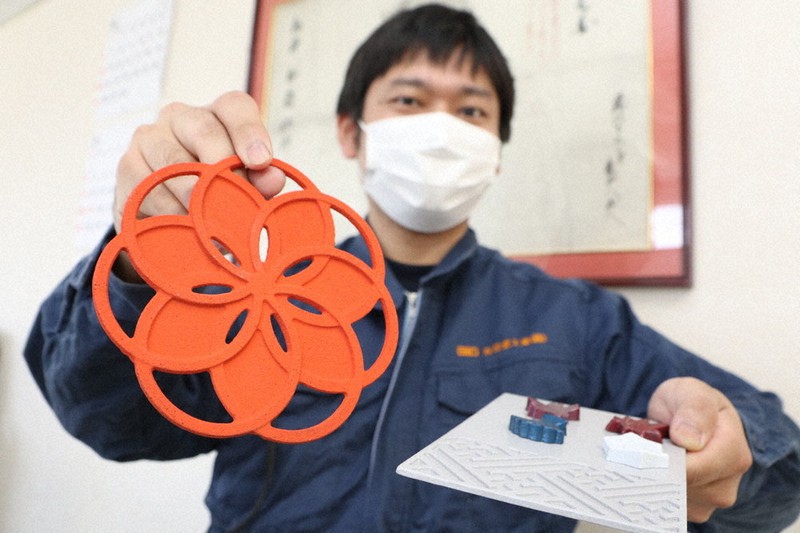 返礼品の鍋敷きと鉄皿などを見せる津田家仁社長。薄く緻密な細工が得意という=奈良県御所市城山台で2021年6月1日午前9時42分、稲生陽撮影