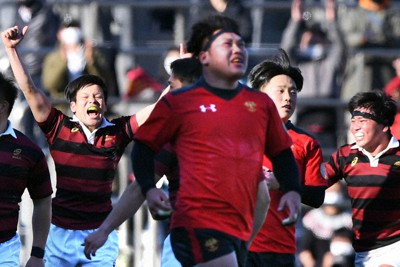 第５７回全国大学選手権準決勝で、早大に敗れて天を仰ぐ帝京大の細木（手前）＝東京・秩父宮ラグビー場で１月２日、滝川大貴撮影