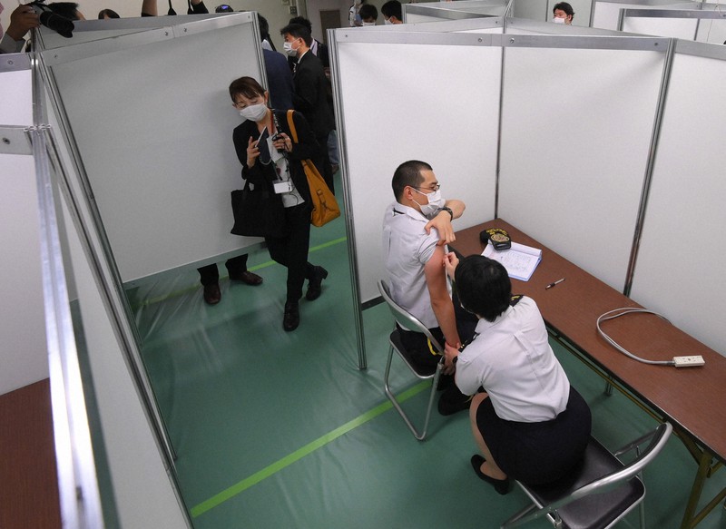 新型コロナウイルスワクチンの自衛隊大規模接種会場でワクチン接種の様子を実演する自衛隊の看護官ら=2021年5月17日午前9時51分、手塚耕一郎撮影